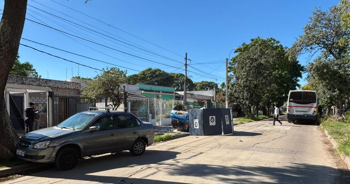 Murió un hombre tras choque y vuelco de su auto en el barrio Villa Española