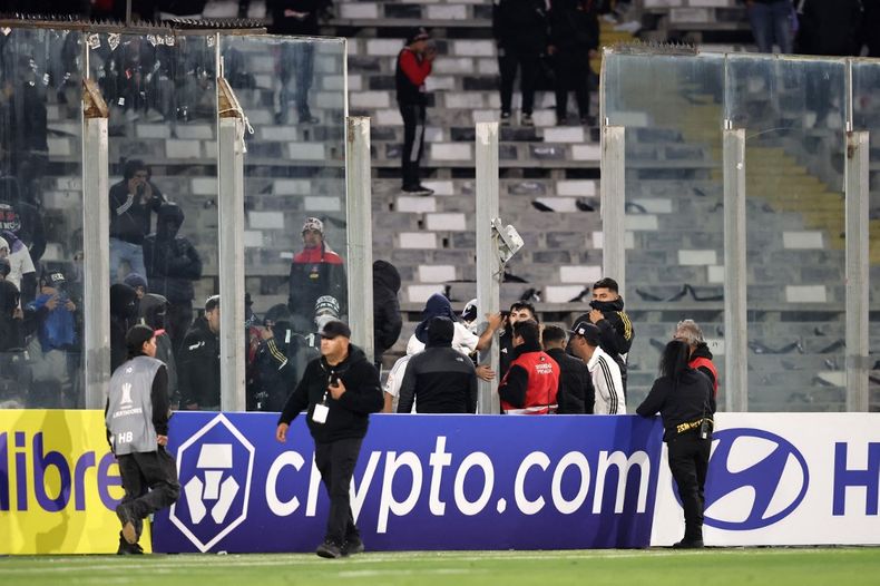 Chile: Dos personas fallecieron en una avalancha antes del inicio del juego entre Colo Colo y Fortaleza