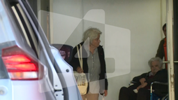 José Mujica abandona el Casmu junto a su esposa Lucía Topolansky.&nbsp;