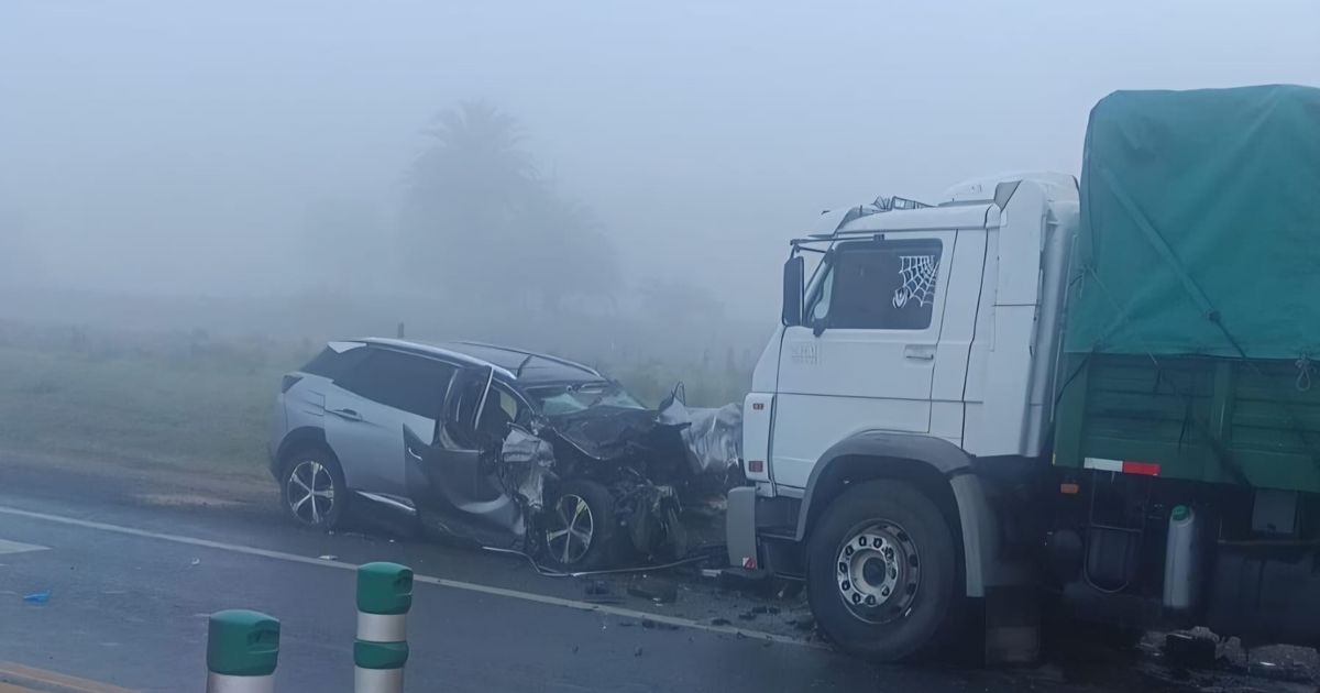 Choque frontal entre un camión y una camioneta en ruta 2 dejó a un hombre gravemente herido