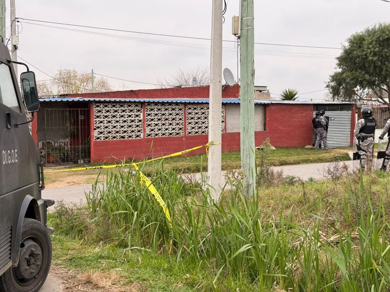 La Policía allanó una vivienda ubicada a pocos metros de donde ocurrió el quíntuple homicidio en El Monarca