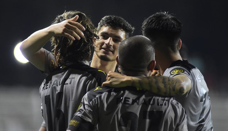 Peñarol venció 3-1 a Villa Española y quedó como único puntero en las dos tablas
