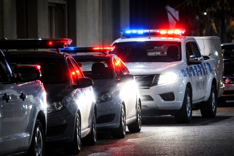 Investigan la muerte de un menor de 15 años en Piedras Blancas: fue hallado herido en el patio de su casa