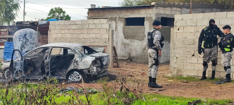 Cinco heridos de bala y un auto incendiado tras una balacera ocurrida en el barrio Cotravi