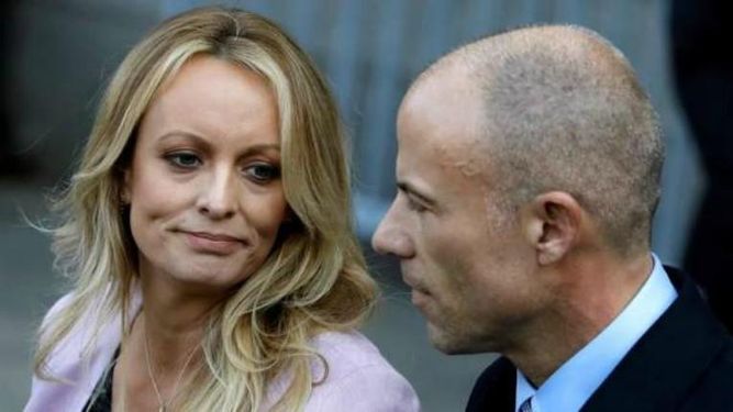 Stormy Daniels detenida por dejarse tocar por un cliente