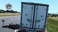Motociclista chocó a un camión de atrás, salió despedido y fue embestido por una camioneta: está grave Motociclista chocó a un camión de atrás, salió despedido y fue embestido por una camioneta: está grave