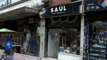 dos delincuentes forzaron cortina metalica y se llevaron $300.000 en perfumes de un local en la ciudad vieja