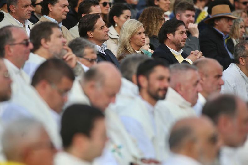 El presidente Luis Lacalle Pou y la vicepresidenta Beatriz Argim&oacute;n se hicieron presentes