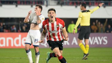 El uruguayo Manuel Castro se llena la boca de gol para la victoria de Estudiantes de La Plata.
