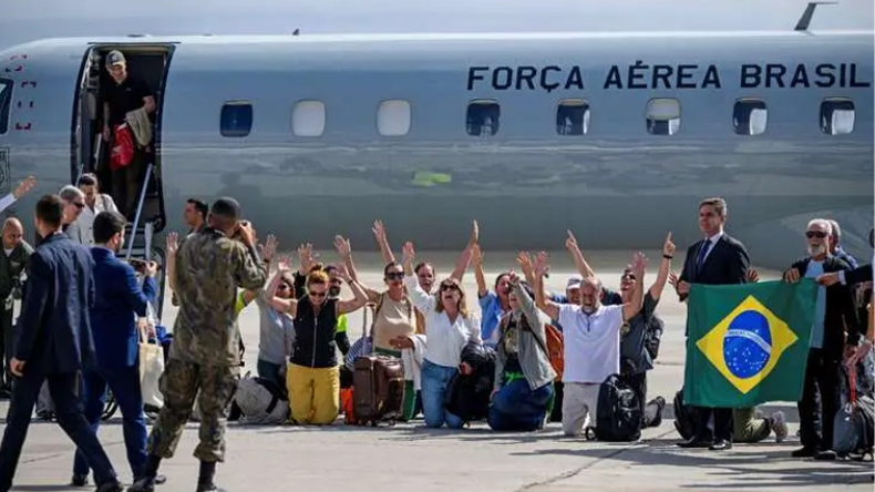 Ciudadanos Brasileños en la Base Militar Galeo de Río de Janeiro.