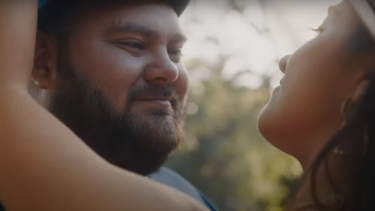 Los cantautores Matías Valdez y Catherine Vergnes en el videoclip de Quiero un sí.