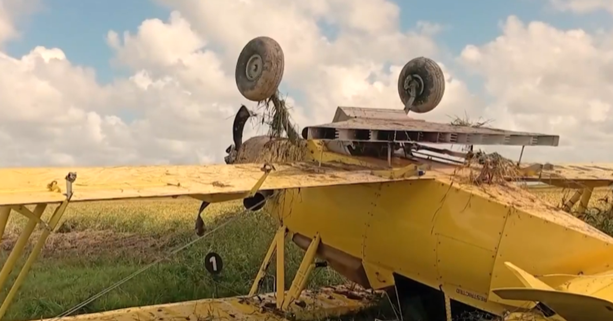 Avioneta de fumigación volcó al intentar despegar en pista rural empastada; el piloto resultó ileso