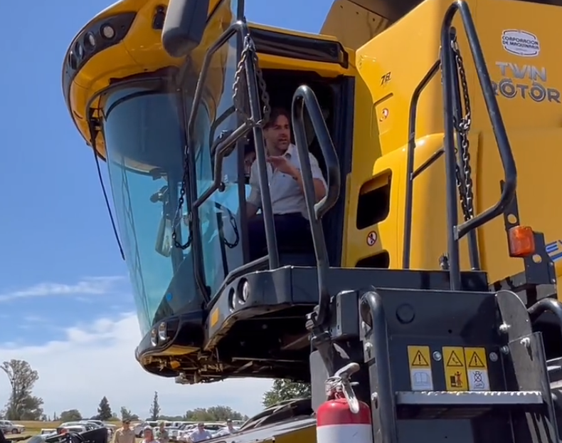 El presidente Luis Lacalle Pou manejó una máquina agrícola en la inauguración de la cosecha de trigo.