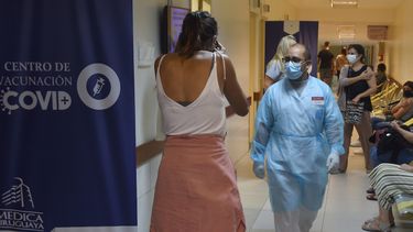 Positivos de COVID-19 podrán vacunarse a los tres meses