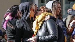 Besazo de mujeres en protesta de sentencia a lesbiana argentina