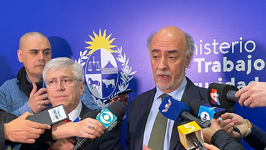 El ministro de Turismo, Tabaré Viera, y el de Trabajo, Pablo Mieres, anunciaron seguro de paro parcial para la hotelería.